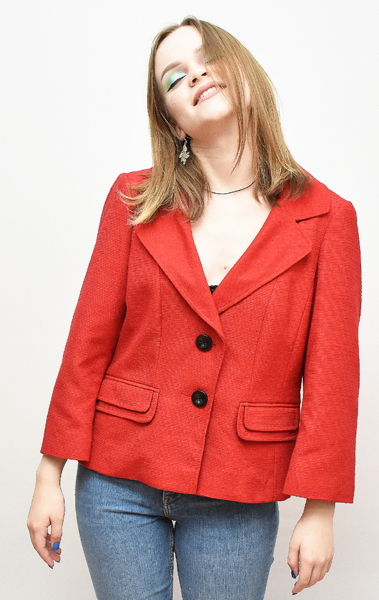 модель в красном пиджаке